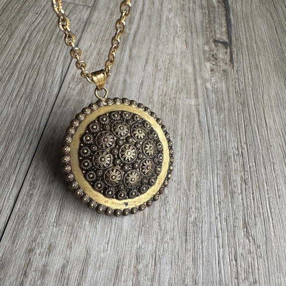 Vintage Stamped Metal Pendant with intricate Daisy design - Picture 2 of 7